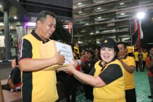 Mbminvestigasi.com | Semarak Gema Merdeka 81, Kapolres Jakbar Ajak Personel Jaga Kekompakan Lewat Lomba Tradisional