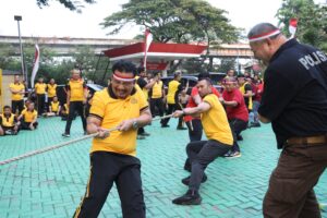 Mbminvestigasi.com | Semarak Gema Merdeka 81, Kapolres Jakbar Ajak Personel Jaga Kekompakan Lewat Lomba Tradisional