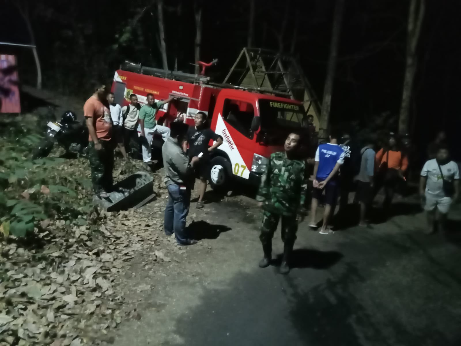 Mbminvestigasi.com | Kobaran Api Hanguskan Lahan di Gunung Gandul, Regu Pemadam Kodim 0728/Wonogiri Bergerak Cepat