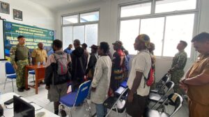 Mbminvestigasi.com | Wujudkan Kemanunggalan TNI-Rakyat, Satgas Pamtas RI-PNG Kewilayahan Yonif 645/Gty Laksanakan Anjangsana Penuhi Undangan Puskesmas
