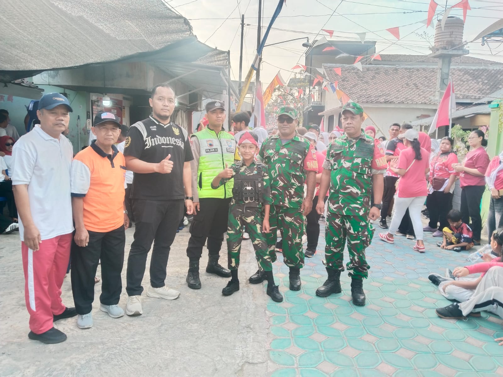 Mbminvestigasi.com | Babinsa Joyotakan Amankan Jalan Sehat Warga yang Dihadiri Wali Kota Surakarta Mbminvestigasi.com | Babinsa Joyotakan Amankan Jalan Sehat Warga yang Dihadiri Wali Kota Surakarta