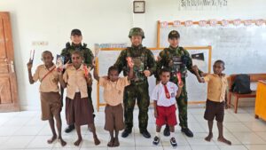 Mbminvestigasi.com | Mewujudkan Generasi Kelila yang Tangguh dan Cinta NKRI: Satgas Yonif 645/GTY Ajarkan Nilai-Nilai Pancasila dan Wawasan Kebangsaan Bagi Siswa Pedalaman