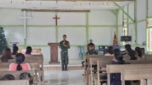 Mbminvestigasi.com | Pererat Silaturahmi dan Toleransi, Pos Enteli Satgas Yonarmed 13/Nanggala Salurkan Alkitab dan Buku Doa ke Gereja Persekutuan Sidang Kristus Nafiri Kasih