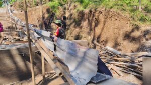 Mbminvestigasi.com | Babinsa Karanggede Turun Langsung, Dukung Percepatan Pembangunan Jembatan Perintis Garuda