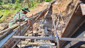 Mbminvestigasi.com | Babinsa Karanggede Turun Langsung, Dukung Percepatan Pembangunan Jembatan Perintis Garuda