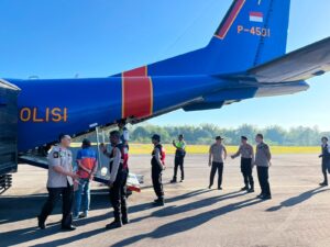 Mbminvestigasi.com | Polri dan Bhayangkari Terus Salurkan Bantuan bagi Korban Gempa Flores