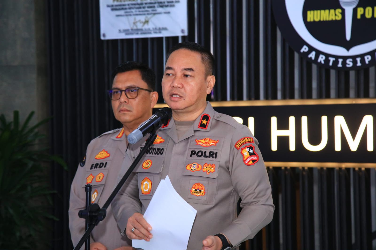 Mbminvestigasi.com | Polri dan Bhayangkari Terus Salurkan Bantuan bagi Korban Gempa Flores