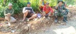 Mbminvestigasi.com | Babinsa dan Warga Gondanglegi Bergotong Royong Bangun Talud, Perkuat Infrastruktur Desa