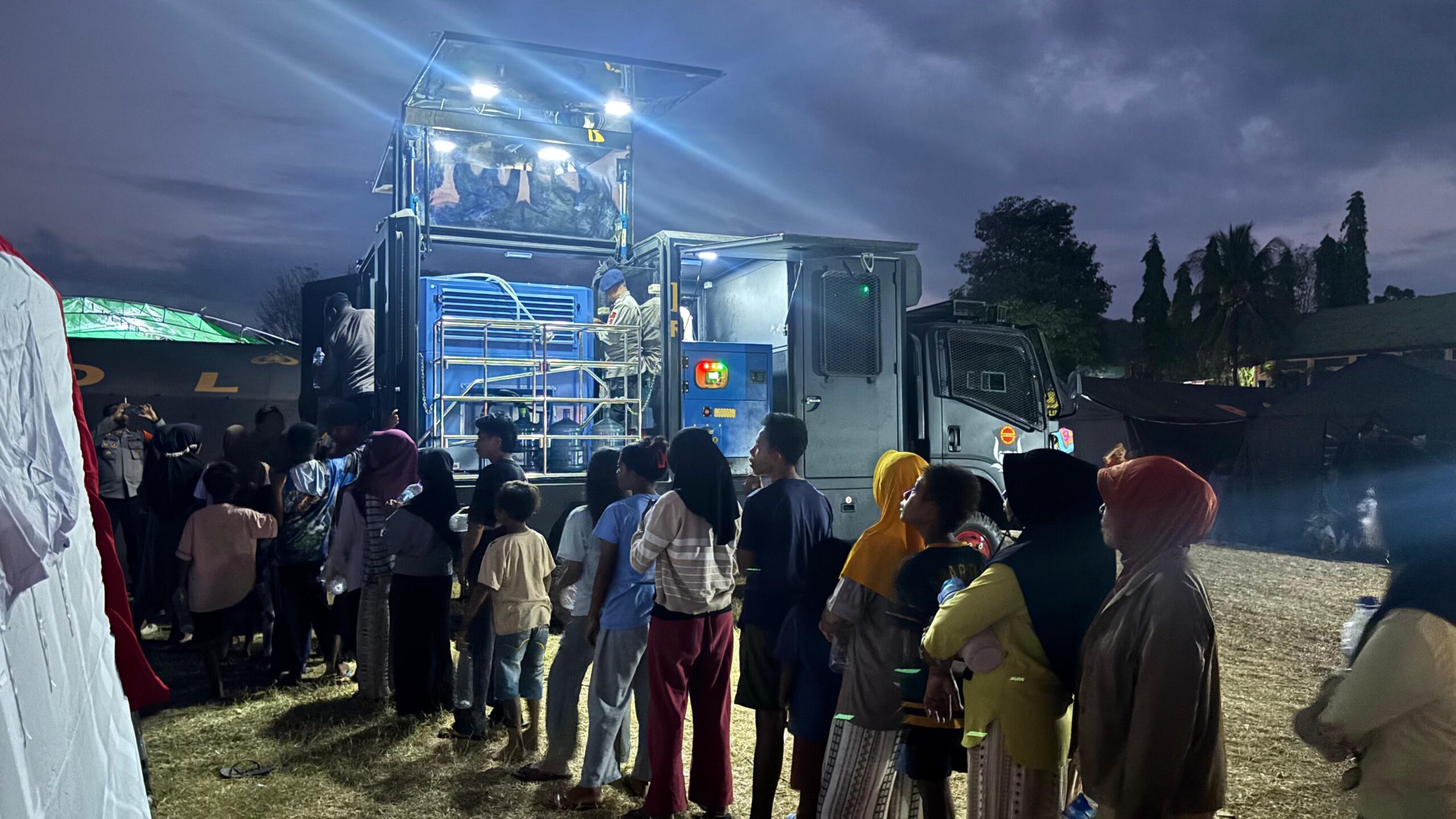 Mbminvestigasi.com | Hadirnya Kendaraan Watergen Brimob, Pelepas Dahaga Warga Pengungsian di Manggarai