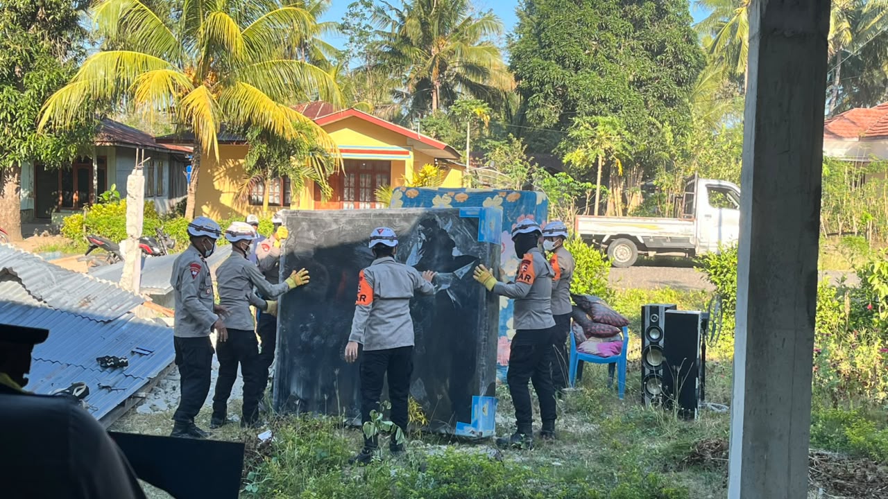 Mbminvestigasi.com | Bantu Warga Selamatkan Harta Benda, Personel SAR Korbrimob Bergerak ke Satar Padut