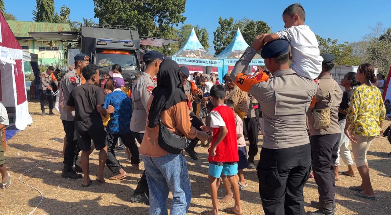 Mbminvestigasi.com | Polri Gelar Senam Trauma Healing untuk Bangkitkan Semangat Pengungsi Pascagempa