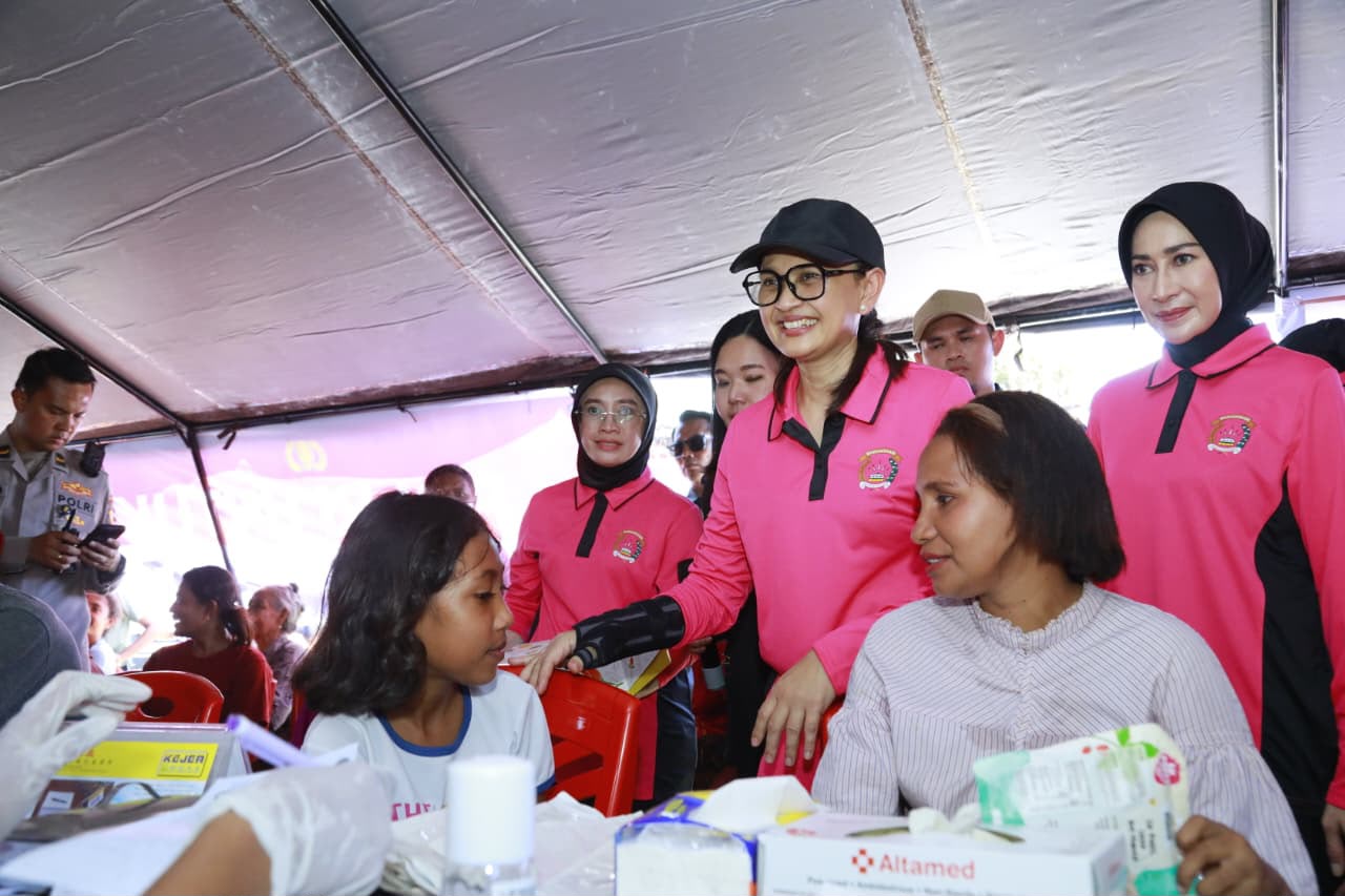 Mbminvestigasi.com | Ketua Umum Bhayangkari Gelar Bakti Sosial dan Bakti Kesehatan bagi Pengungsi Gempa Flores