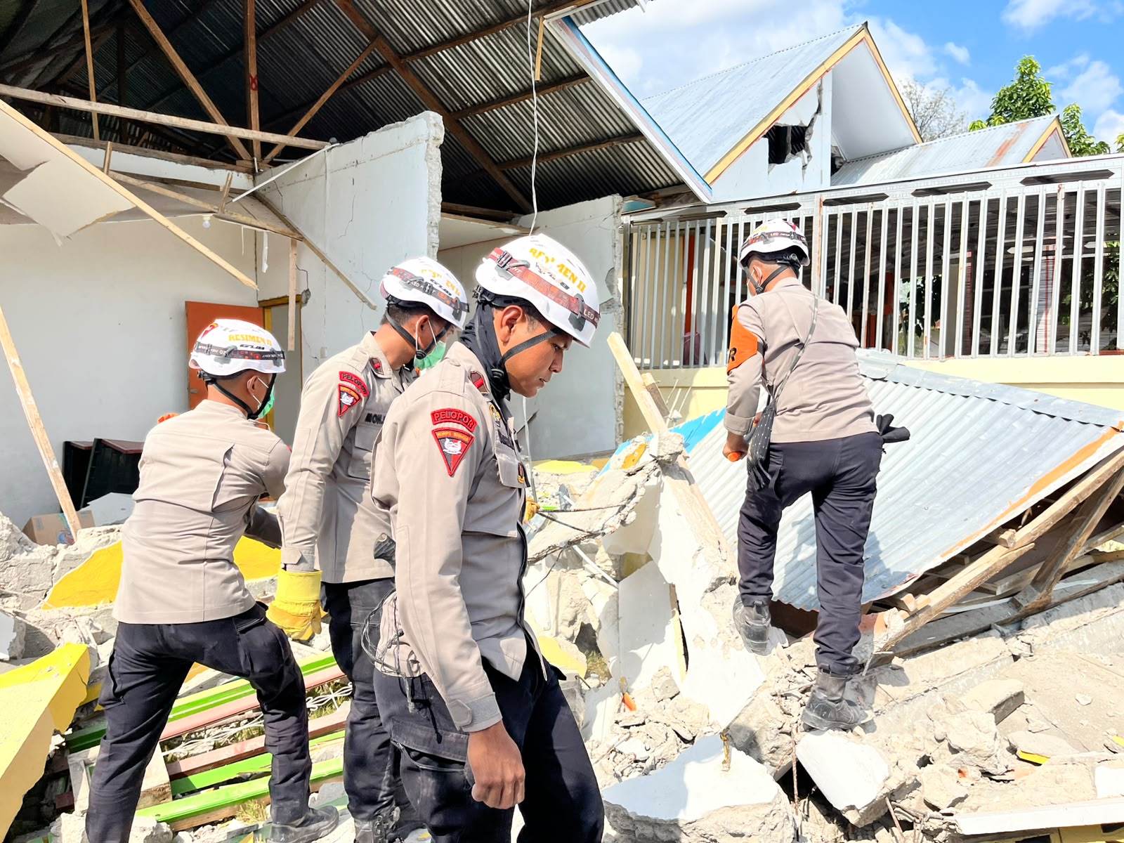 Mbminvestigasi.com | Brimob dan Pertamina Bersinergi Hadirkan Sumber Air Bersih bagi Warga Terdampak Gempa