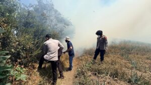 Mbminvestigasi.com | Karhutla Bromo: Api Mengarah ke Ngadisari, Polres Probolinggo Gerak Cepat Padamkan Api di Blok Seruni