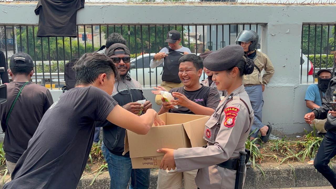 Mbminvestigasi.com | Polwan Sapa Pejuang Aspirasi, Bagikan Makanan dan Minuman di DPR Mbminvestigasi.com | Polwan Sapa Pejuang Aspirasi, Bagikan Makanan dan Minuman di DPR