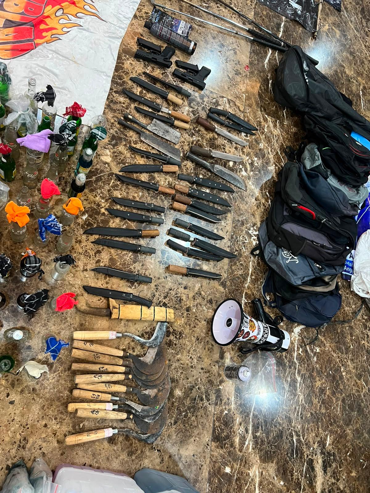 Mbminvestigasi.com | Polda Metro Jaya Cegah Potensi Gangguan, Puluhan Sajam dan Bahan Molotov Diamankan