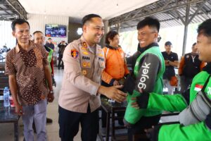 Mbminvestigasi.com | Bangun Sinergi, Kapolres Gresik Gelar Dialog Interaktif dan Bagi Bansos ke Driver Ojol