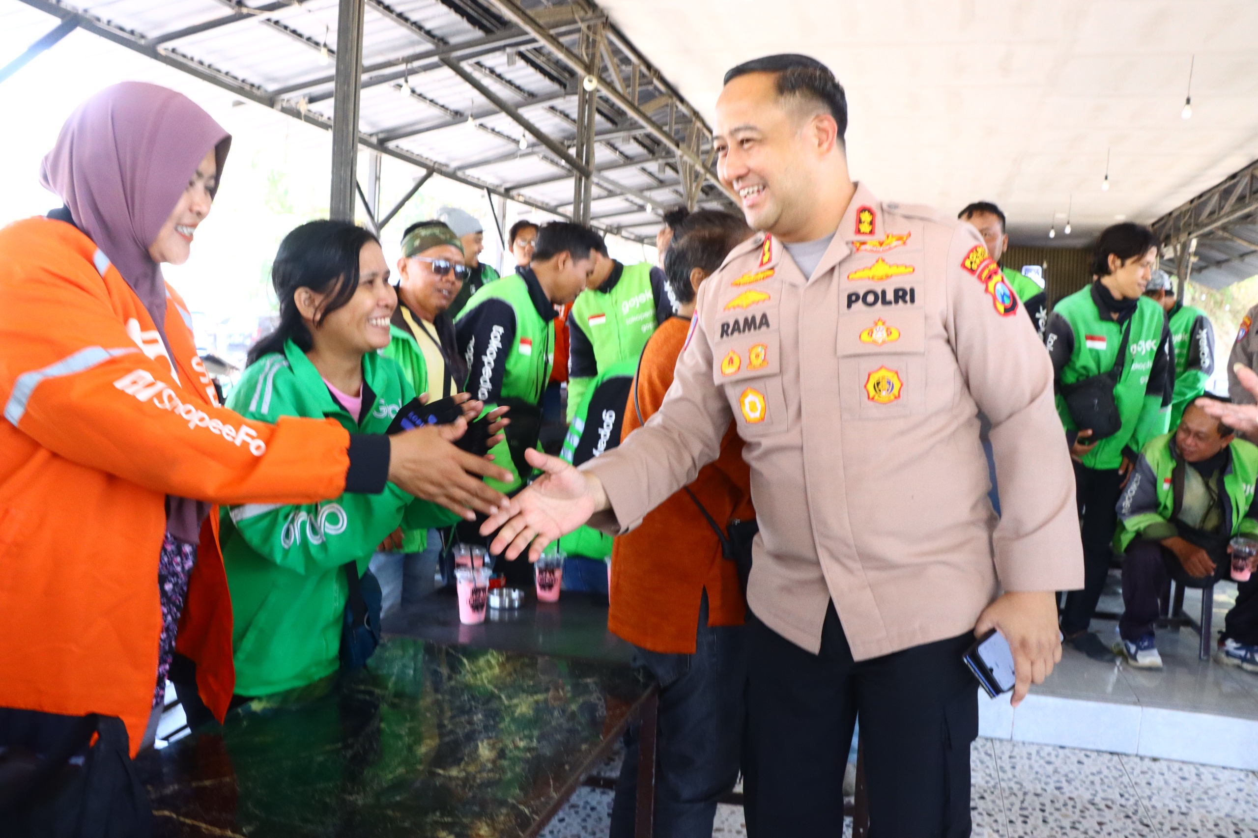 Mbminvestigasi.com | Bangun Sinergi, Kapolres Gresik Gelar Dialog Interaktif dan Bagi Bansos ke Driver Ojol Mbminvestigasi.com | Bangun Sinergi, Kapolres Gresik Gelar Dialog Interaktif dan Bagi Bansos ke Driver Ojol