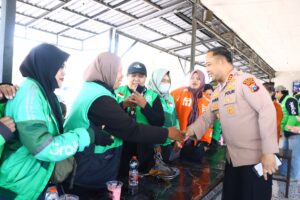 Mbminvestigasi.com | Bangun Sinergi, Kapolres Gresik Gelar Dialog Interaktif dan Bagi Bansos ke Driver Ojol