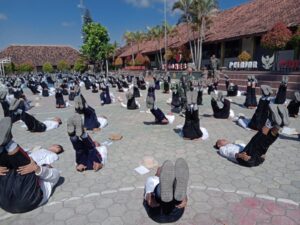 Mbminvestigasi.com | Ratusan Siswa SMK N 1 Bulukerto Digembleng TNI dari Koramil 21/Bulukerto