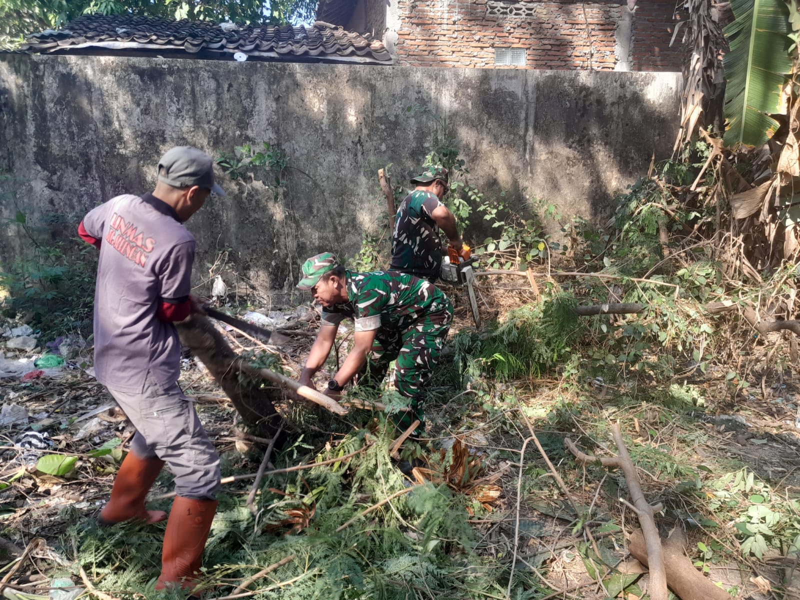 Mbminvestigasi.com | Babinsa Joyotakan Pelopori Kerja Bakti Bersama Warga Masyarakat