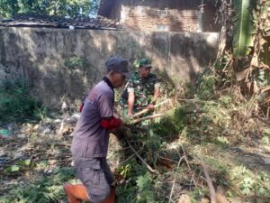 Mbminvestigasi.com | Babinsa Joyotakan Pelopori Kerja Bakti Bersama Warga Masyarakat
