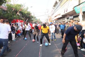 Mbminvestigasi.com | Semarak Kemerdekaan di CFD Jalan Dhoho, Kapolres Kediri Kota Ikuti Lomba Bersama Forkopimda