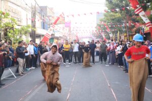 Mbminvestigasi.com | Semarak Kemerdekaan di CFD Jalan Dhoho, Kapolres Kediri Kota Ikuti Lomba Bersama Forkopimda