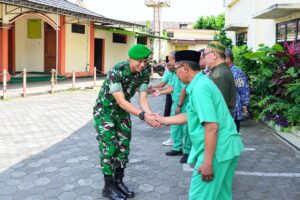 Mbminvestigasi.com | Jalin Silaturahmi, Danyonif TP 449/SH Kunjungi Tokoh Agama