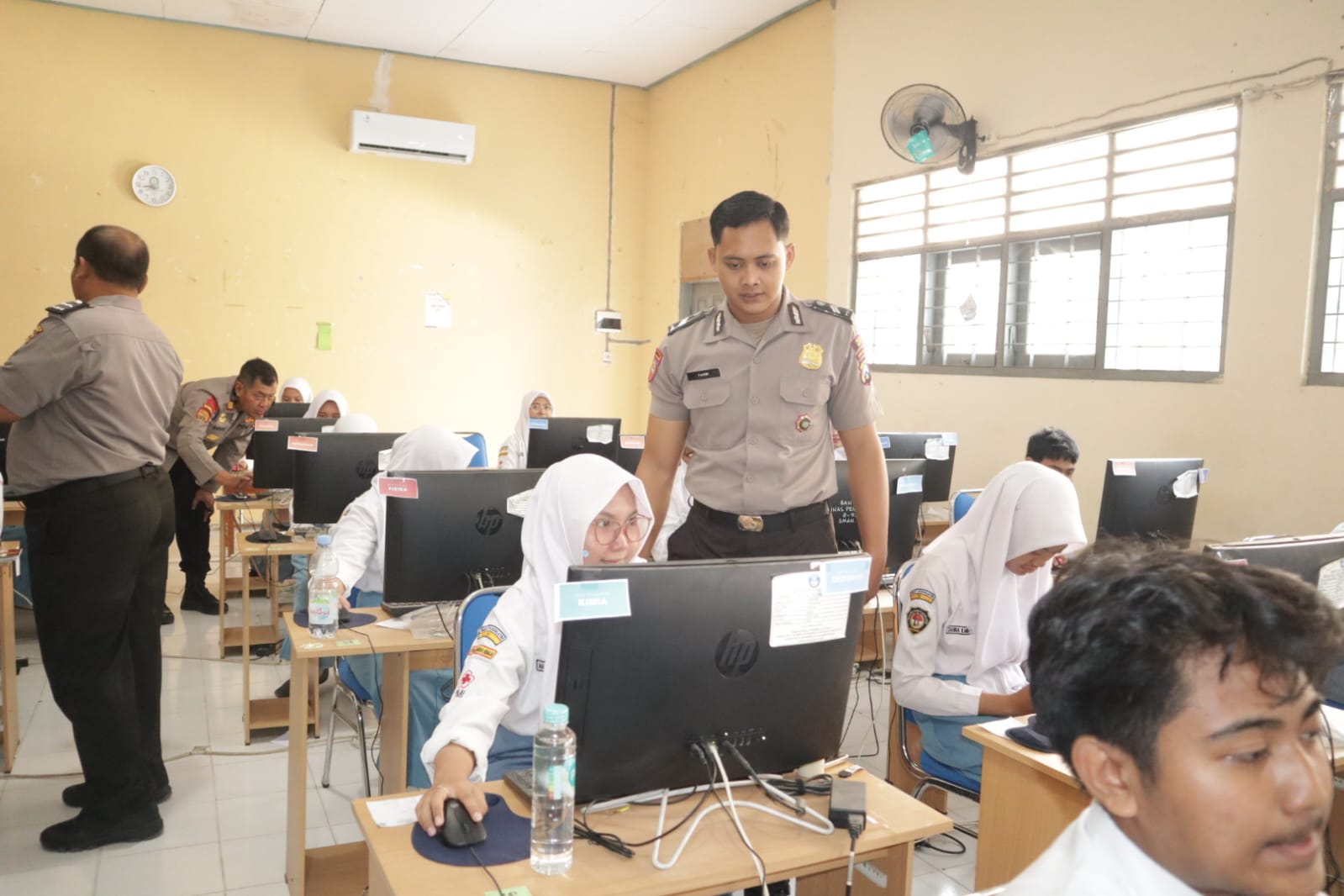 Mbminvestigasi.com | *Pelajar SMAN 1 Plosoklaten Mulai Kenali AI, Polres Kediri Dorong Literasi Teknologi*