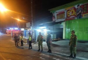 Mbminvestigasi.com | Babinsa Koramil 09/Giritontro Bersama Bhabinkamtibmas dan Linmas Gelar Patroli Malam