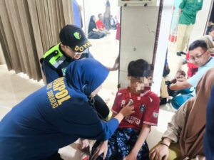 Mbminvestigasi.com | Tim Dokkes Polresta Sidoarjo Cek Kesehatan Ratusan Santri di Tanggulangin