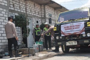 Mbminvestigasi.com | Polres Gresik Peduli, Salurkan Bantuan Air Bersih untuk Warga 3 Desa di Balongpanggang