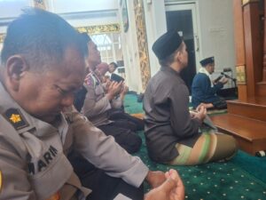 Mbminvestigasi.com | Polresta Sidoarjo dan Warga Gelar Doa Bersama untuk Kesembuhan Santri Ponpes Manbaul Hikam