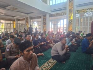 Mbminvestigasi.com | Polresta Sidoarjo dan Warga Gelar Doa Bersama untuk Kesembuhan Santri Ponpes Manbaul Hikam