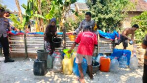 Mbminvestigasi.com | Polres Bojonegoro Salurkan 25 Ribu Liter Air Bersih ke Warga Terdampak Kemarau