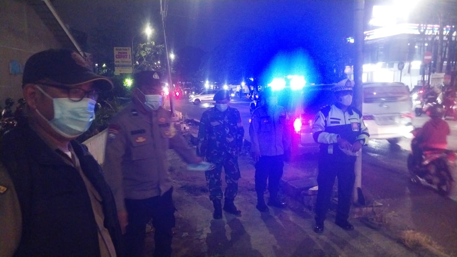 Mbminvestigasi.com | Polsek Ciledug Peduli Kesehatan Dengan Bagikan Masker Dampak Erupsi debu Vulkanik Gunung Anak Krakatau, masyarakat Diimbau Tetap Tenang