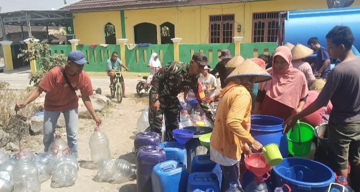 Mbminvestigasi.com | Kemarau Mencekik, 8 Tangki Air Bersih Mengalir untuk Warga Bojong Mbminvestigasi.com | Kemarau Mencekik, 8 Tangki Air Bersih Mengalir untuk Warga Bojong