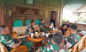 Mbminvestigasi.com | Danyonif TP 449/SH Kunjungi Romo Hartono Tokoh Masyarakat dan Budayawan