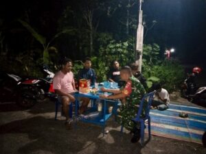 Mbminvestigasi.com | Patroli Malam, Babinsa Glonggong Rangkul Warga Jaga Kamtibmas