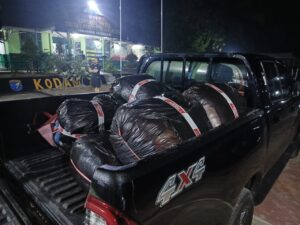 Mbminvestigasi.com | Satgas Pamtas RI-Malaysia Yonarmed 19/Bogani Gagalkan Penyelundupan 7 Koli Ball Press Illegal di Jalur Tikus Entikong