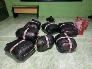 Mbminvestigasi.com | Satgas Pamtas RI-Malaysia Yonarmed 19/Bogani Gagalkan Penyelundupan 7 Koli Ball Press Illegal di Jalur Tikus Entikong