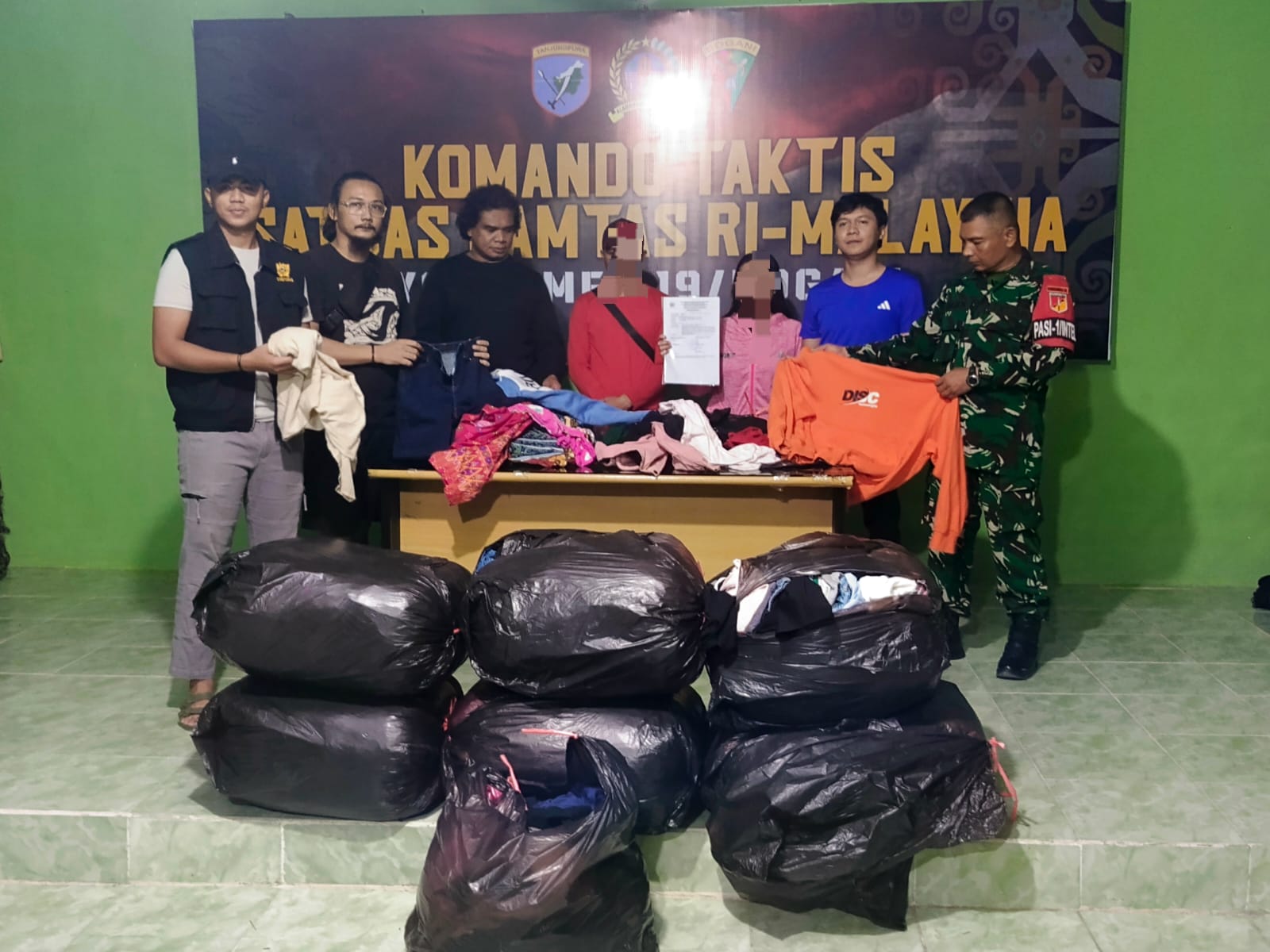 Mbminvestigasi.com | Satgas Pamtas RI-Malaysia Yonarmed 19/Bogani Gagalkan Penyelundupan 7 Koli Ball Press Illegal di Jalur Tikus Entikong