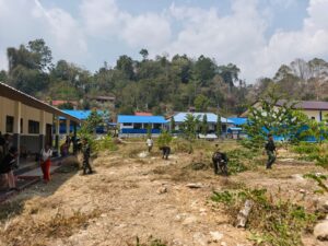 Mbminvestigasi.com | Perkuat Sinergi Pendidikan, Pos Kramongmongga Satgas Yonif 147/KGJ Gelar Karya Bhakti di SMA 1 Henggi Distrik Kramongmongga