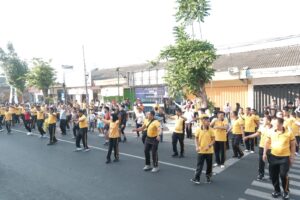 Mbminvestigasi.com | Olahraga Bersama hingga Baksos untuk Ojol Semarakkan HUT Lalu Lintas ke-71 Polres Kediri