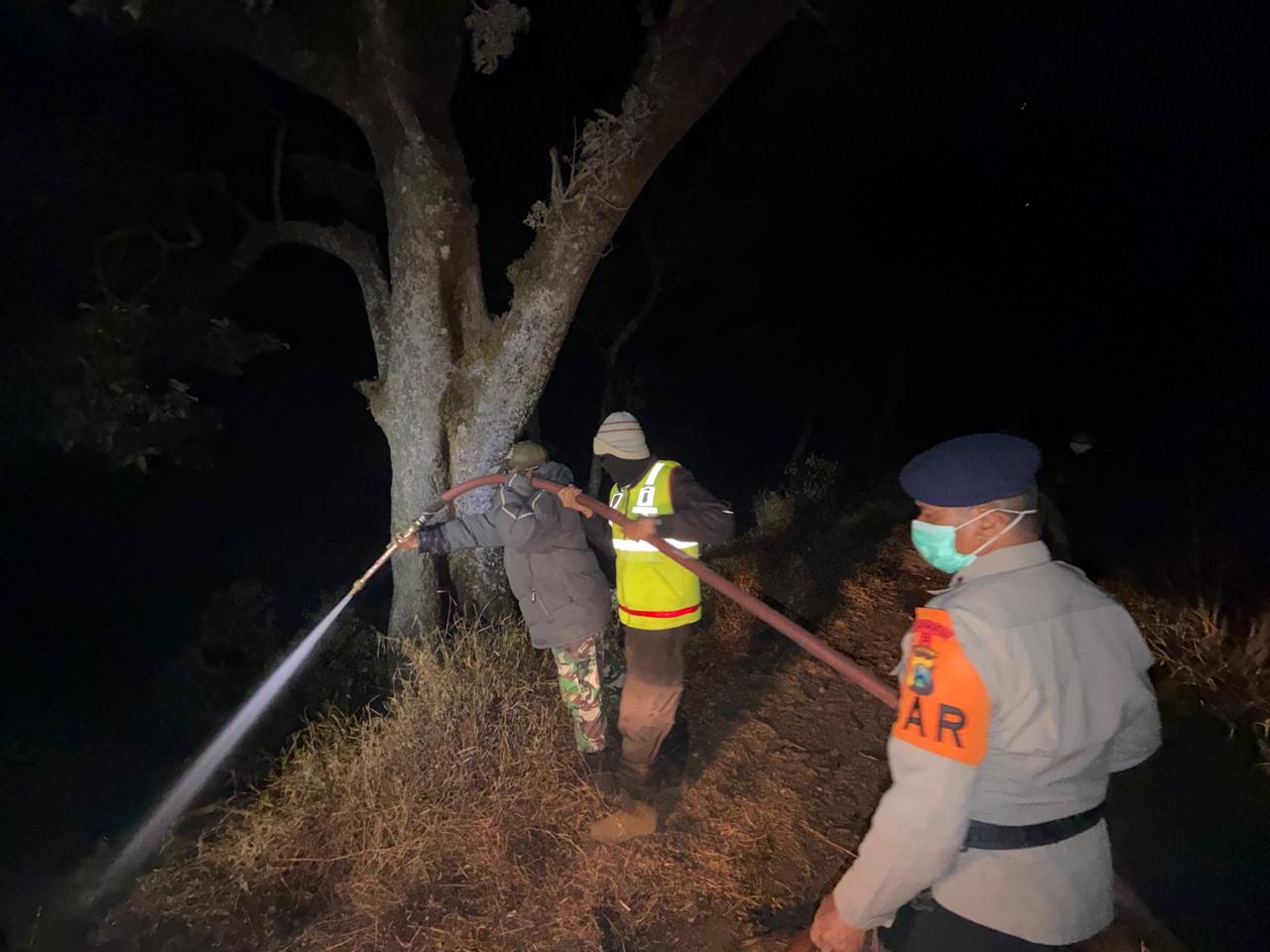 Mbminvestigasi.com | Polres Malang Terapkan Metode Sekat Jalur di Pos Jemplang, Cegah Api Karhutla Bromo Meluas Mbminvestigasi.com | Polres Malang Terapkan Metode Sekat Jalur di Pos Jemplang, Cegah Api Karhutla Bromo Meluas