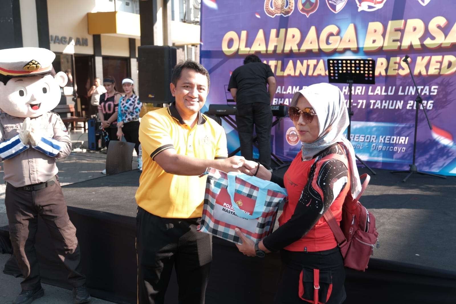 Mbminvestigasi.com | Olahraga Bersama hingga Baksos untuk Ojol Semarakkan HUT Lalu Lintas ke-71 Polres Kediri