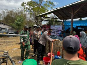 Mbminvestigasi.com | Polresta Sumenep Salurkan Bantuan Air Bersih untuk 440 KK di Desa Gendang Barat