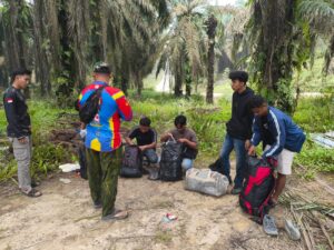 Mbminvestigasi.com | Satgas Pamtas Yonarmed 19/Bogani Gagalkan Keberangkatan Lima PMI Nonprosedural ke Malaysia