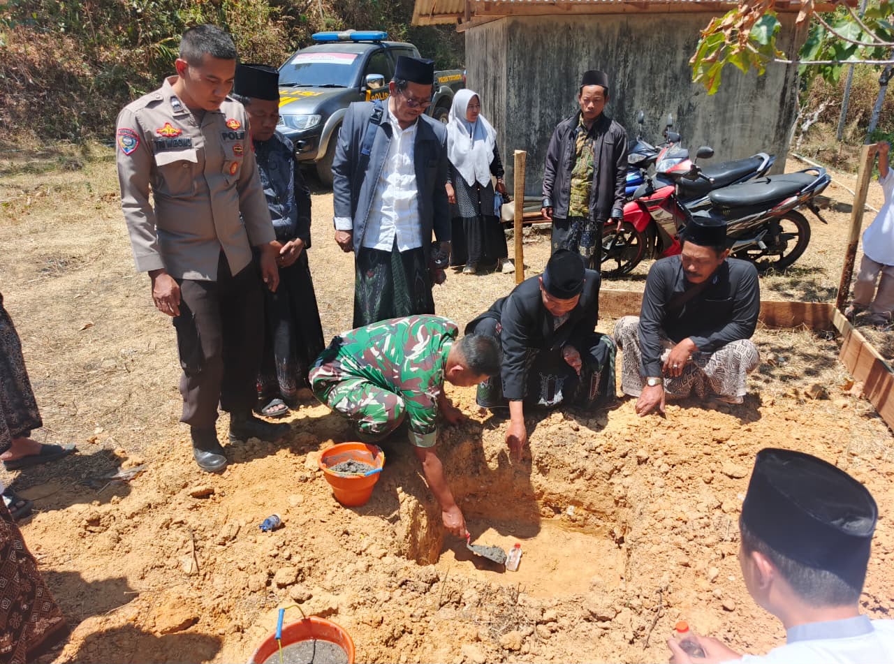 Mbminvestigasi.com | Babinsa Hadiri Peletakan Batu Pertama Mushola Hamid Dimyathi di Hargorejo